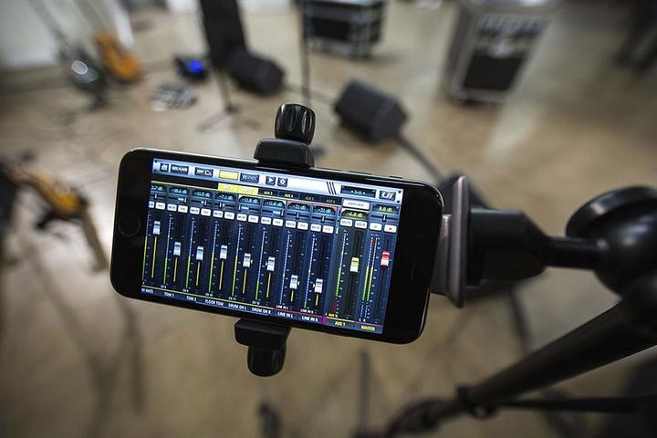 Actual product image Soundcraft Ui24R (Studio- and Livemixer)