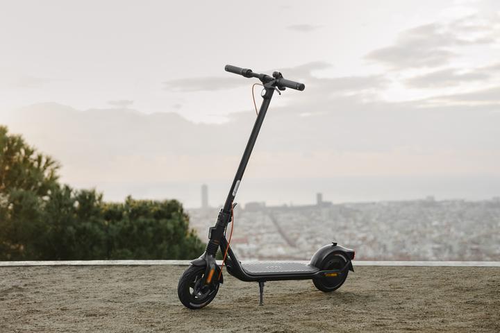 Produktbild Segway-Ninebot F2 Pro D (20 km/h, 55 km, 450 W)