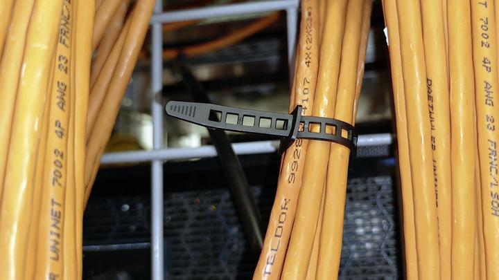 Produktbild Steffen Kabelbinder schwarz 140mm x 9.0mm lösbar, Pack à 100 Stk. (Kunststoffkabelbinder, 140 mm, 100 Stk.)