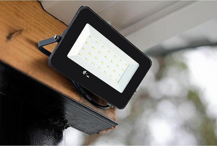 Produktbild Luminea Wetterfester LED-Fluter mit Radar-Bewegungssensor (1500 lm, IP65)