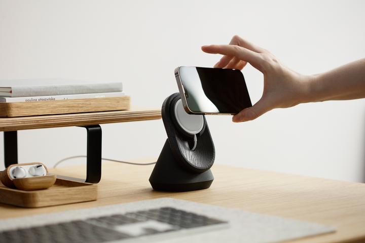 Image du produit Oakywood MagSafe iPhone Stand Support multifonctionnel pour iPhone - Noyer -