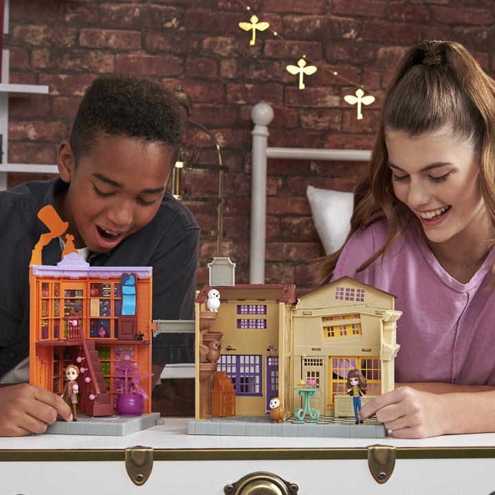 Actual product image Spin Master Wizarding World Harry Potter - Diagon Alley (Angle Alley) playset with light and sound and 2