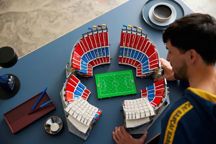 Actual product image LEGO ICONS CAMP NOU - FC BARCELONA 10284 (10284, LEGO Creator Expert, LEGO Rare Sets)
