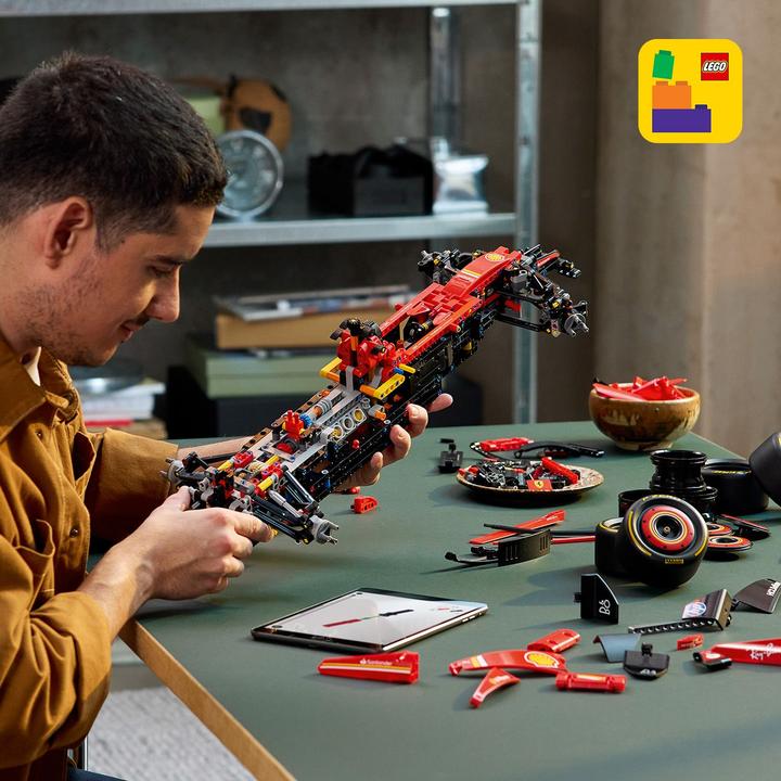 Actual product image LEGO Ferrari SF-24 F1 Rennauto (42207, LEGO Technic)