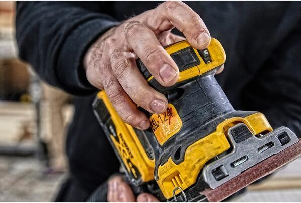 Produktbild DeWalt DCW200NTXJ (Schwingschleifer, 200 W)