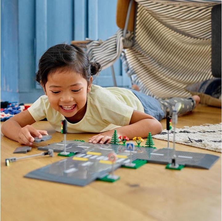 Actual product image LEGO Road intersection with traffic lights (60304, LEGO City)