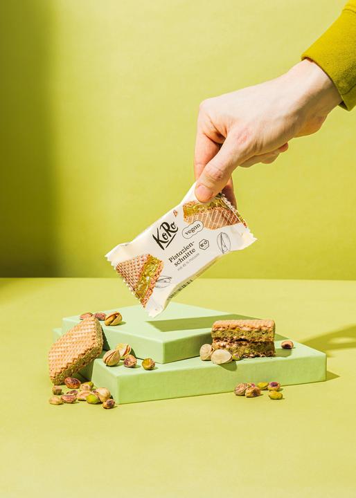 Actual product image KoRo Organic filled wafer slice with pistachio puree and white cocoa product (12 pcs., 264 g)