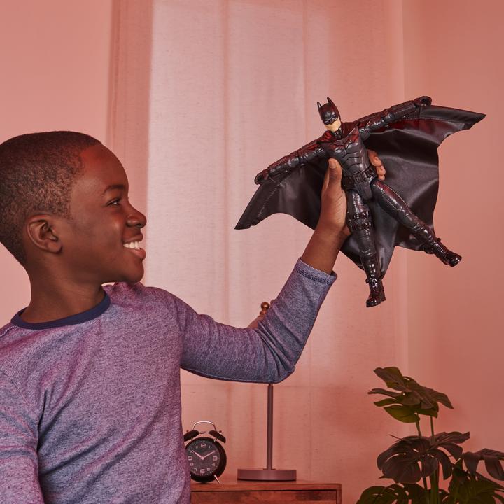 Produktbild Batman DC Comics The 30cm Deluxe Batman-Actionfigur mit sich ausbreitendem Wingsuit, Licht- u