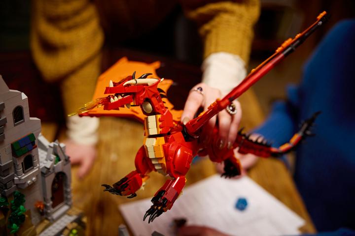 Image du produit LEGO 21348 Dungeons & Dragons : La Saga du Dragon Rouge (21348, LEGO Ideas, LEGO difficiles à trouver)