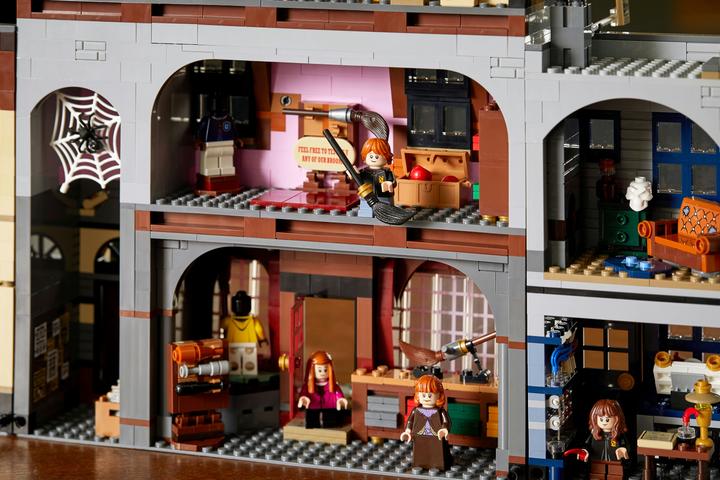 Actual product image LEGO Harry Potter Diagon Alley (75978, LEGO Harry Potter, LEGO Rare Sets)