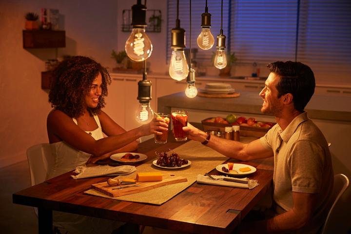 Produktbild Philips Hue White BT (E27, 7 W, 550 lm, 1 x, G)