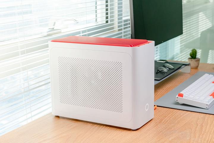 Actual product image Iqunix ZX-1 (Mini-ITX)