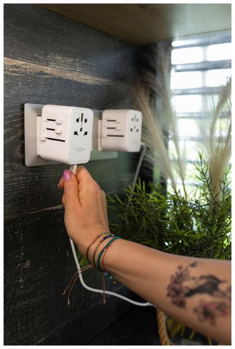Actual product image Fixed Voyager 65 W travel adapter for EU, UK and USA/AUS, with 3xUSB-C and 2xUSB output, GaN, PD 65W, whit