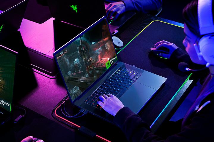Produktbild Razer Blade 16 (16", Intel Core i9-13950HX, 32 GB, 1000 GB, DE)
