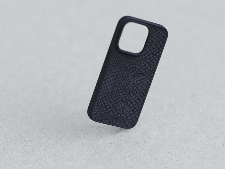 Produktbild Njord Hard-Cover Salm.Leather Magsafe Case Black (Apple iPhone 15 Pro Max)