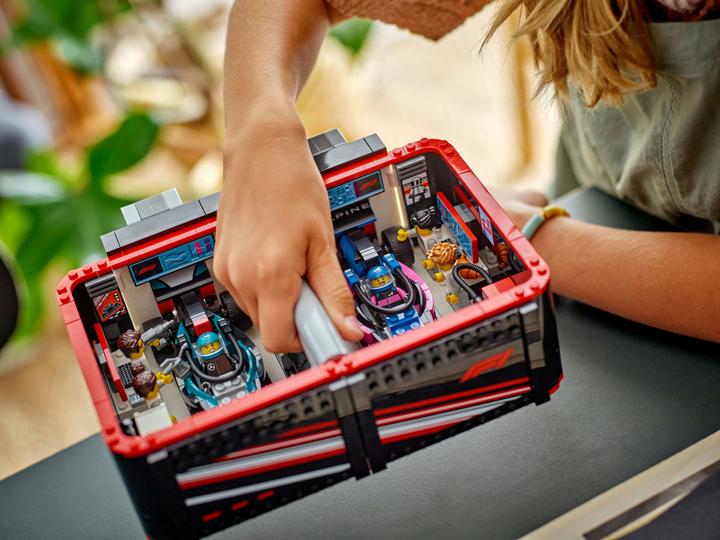 Image du produit LEGO F1 Garage mit Mercedes-AMG & Alpine Rennautos (60444, LEGO City)