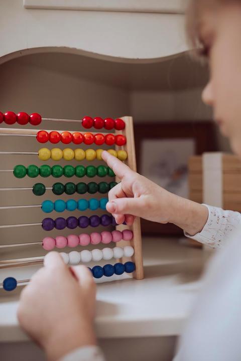 Produktbild Activity Board Rechenrahmen aus Buche für Grundschüler / 100 Holzrechenbrett / bunte Kugeln mit Aufgaben