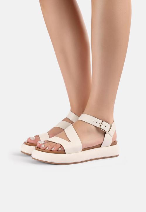 Inuovo Diese Sandalette aus hochwertigem Leder von ist der perfekte Begleiter für jeden Anlass. Die (41)