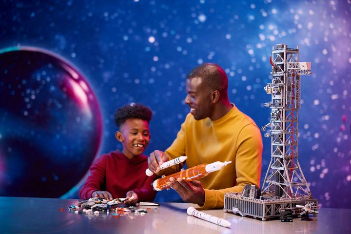 Actual product image LEGO NASA Artemis launch pad (10341, LEGO Icons, LEGO Rare Sets)