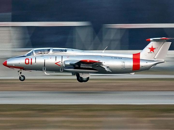 Image du produit Smartbox Dans le ciel de Slovaquie : vol de 30 minutes à bord d'un avion de chasse L-29 DELFIN (1 pers.)