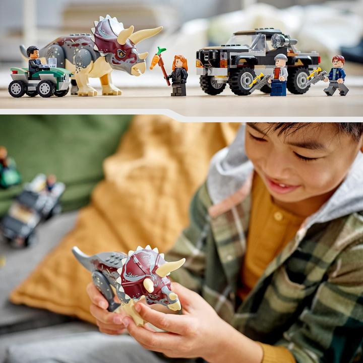 Actual product image LEGO Attack of a triceratops on a pickup truck (76950, LEGO Jurassic World)