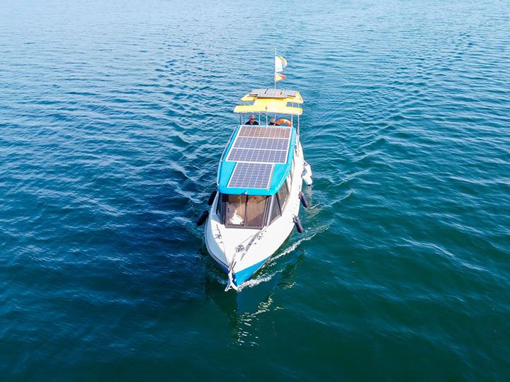 Actual product image Smartbox Croisière de 2h pour 12 personnes sur le lac Léman avec bouteille de vin (2 pers.)