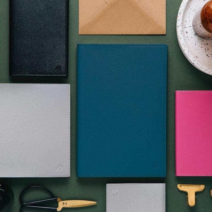 Produktbild Quo Vadis Agenda PREST DE Soho 2023 285994Q stahlblau, 1W/2S, 10x15cm (10 x 15 cm, Deutsch)