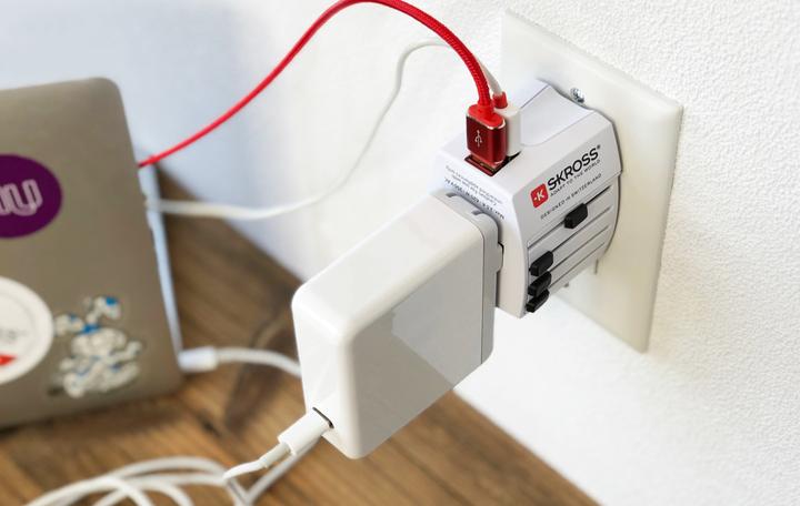 Actual product image Skross World Travel Adapter Muv USB 2.4A