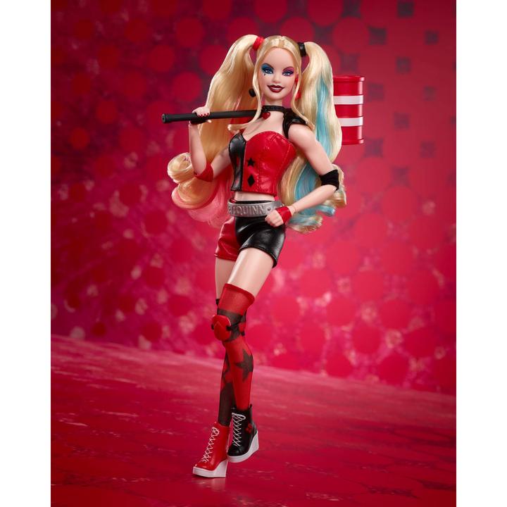 Produktbild Barbie Signature Harley Quinn Sammlerpuppe mit beweglichem Körper, ikonischem Outfit und Schlägel
