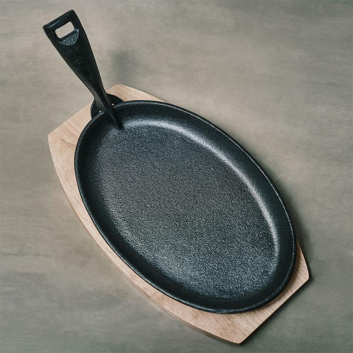Produktbild Casativo Profi Servierpfanne aus Gusseisen mit Holz-Untersetzer, 24 x 14 x 2,2 cm (Bratpfanne, Gusseisen)