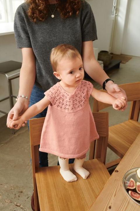 Sandnes Garn Anleitungsheft 2505 Sommerbaby Einzelanleitung 2505 Nr. 4 Indy Dress Baby - Deutsch