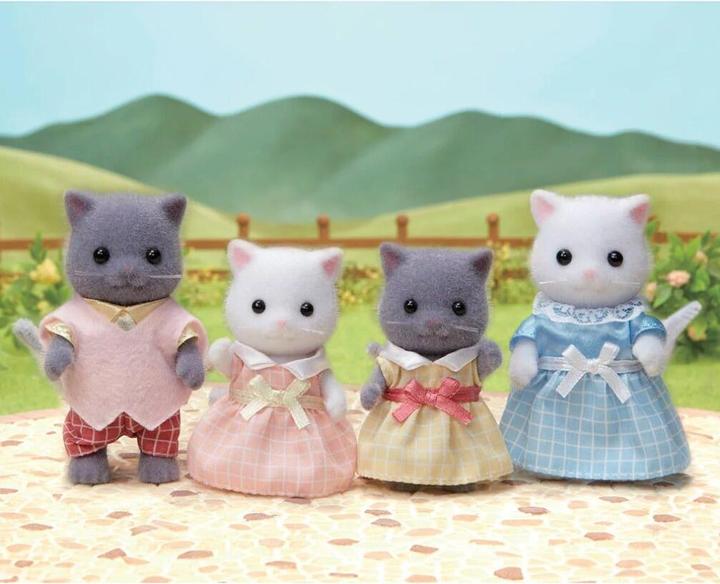 Actual product image Sylvanian Families Persian cat family