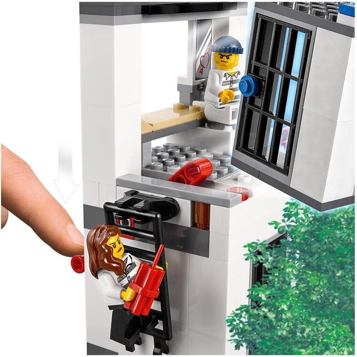 Actual product image LEGO Police Station (60246, LEGO City)