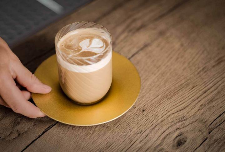 Actual product image Eisch Twist Cappuccinoglas mit Untertasse (270 ml, 1 x)