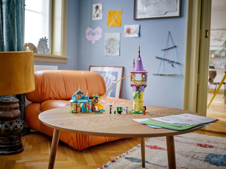 Produktbild LEGO Rapunzels Turm und die Taverne „Zum Quietscheentchen“ (43241, LEGO Disney)