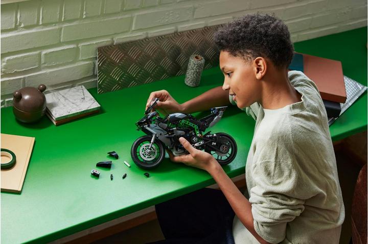Actual product image LEGO Kawasaki Ninja H2R Motorrad (42170, LEGO Technic)
