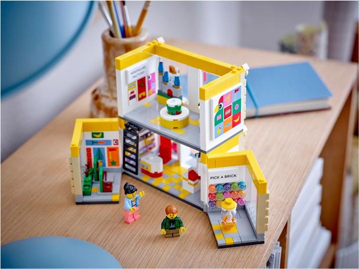Actual product image LEGO Store (40574, LEGO DC, LEGO Rare Sets)