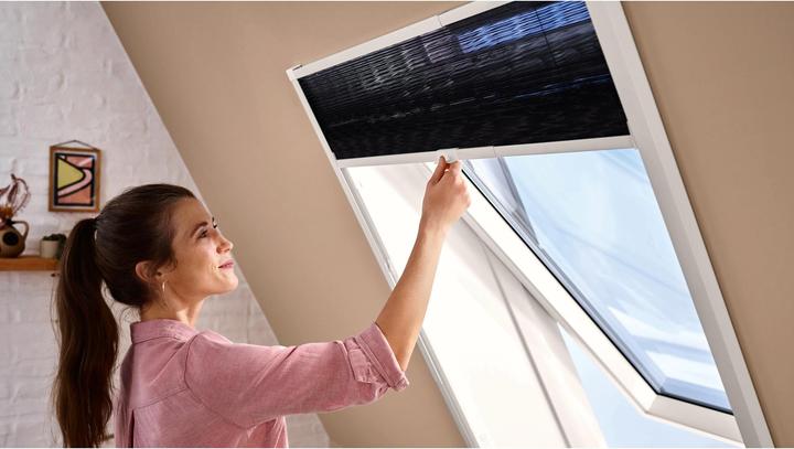 Actual product image tesa Aluminium pleated insect screen for roof windows, roller blind, telescopic, easy installation (164 x 102 cm)