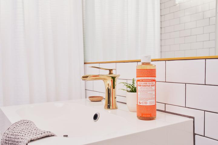 Actual product image Dr. Bronner's 18-IN-1 Tea tree (Liquid soap, 475 ml)