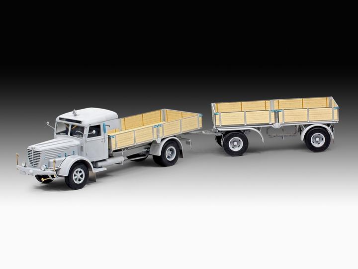 Actual product image Revell Büssing 8000 S 13 with trailer "Platinum Edition