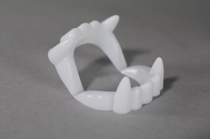 Actual product image Erfurth Vampire teeth