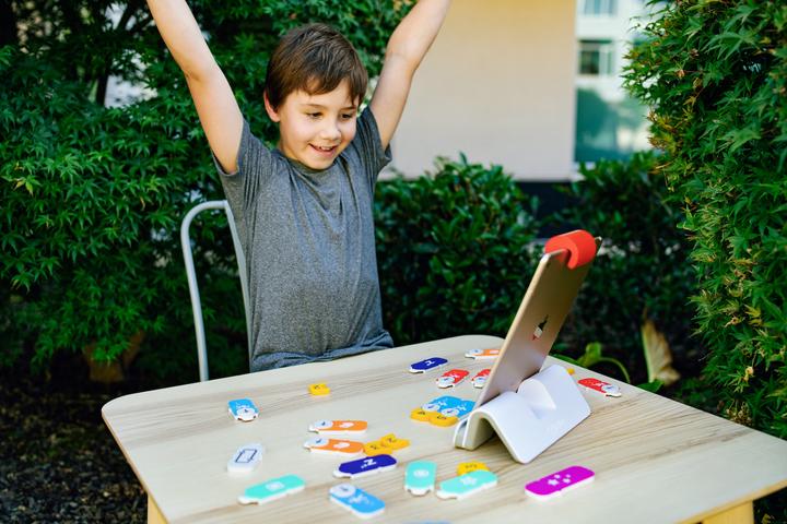 Actual product image Play Osmo Coding Starter Kit for iPad including Osmo base (French, English)