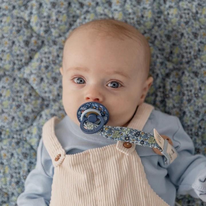 Image du produit Bibs x Attache-sucette Liberty, Camomille Lawn Baby Blue (1 x, dès la naissance)