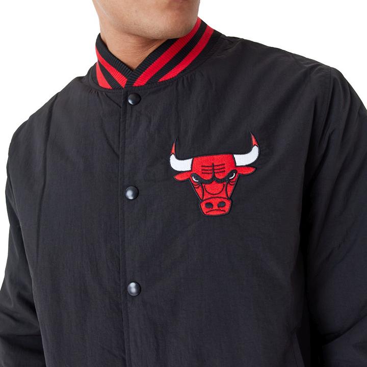 Image du produit New Era College Bomber Veste - BACKPRINT Chicago Bulls (L)