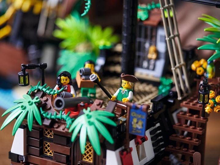 Produktbild LEGO Piraten der Barracuda-Bucht (21322, LEGO Ideas)