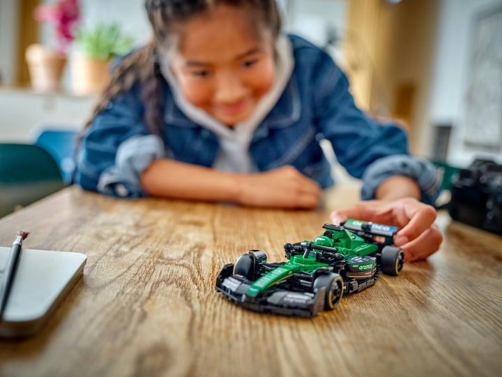 Actual product image LEGO Aston Martin Aramco F1 AMR24 Rennauto (77245, LEGO Speed Champions)