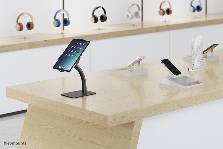 Produktbild Neomounts DS15-625BL1 Neig- und drehbarer Tablet-Halter für die Arbeitsplatte