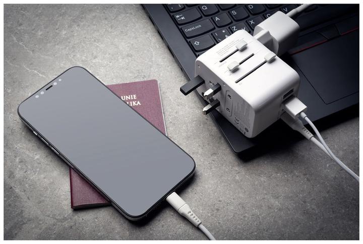 Actual product image Fixed Voyager 65 W travel adapter for EU, UK and USA/AUS, with 3xUSB-C and 2xUSB output, GaN, PD 65W, whit