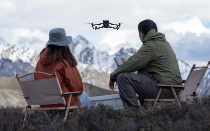Produktbild DJI Mavic 3 Classic mit RC Fernsteuerung (46 min, 895 g, 20 Mpx)