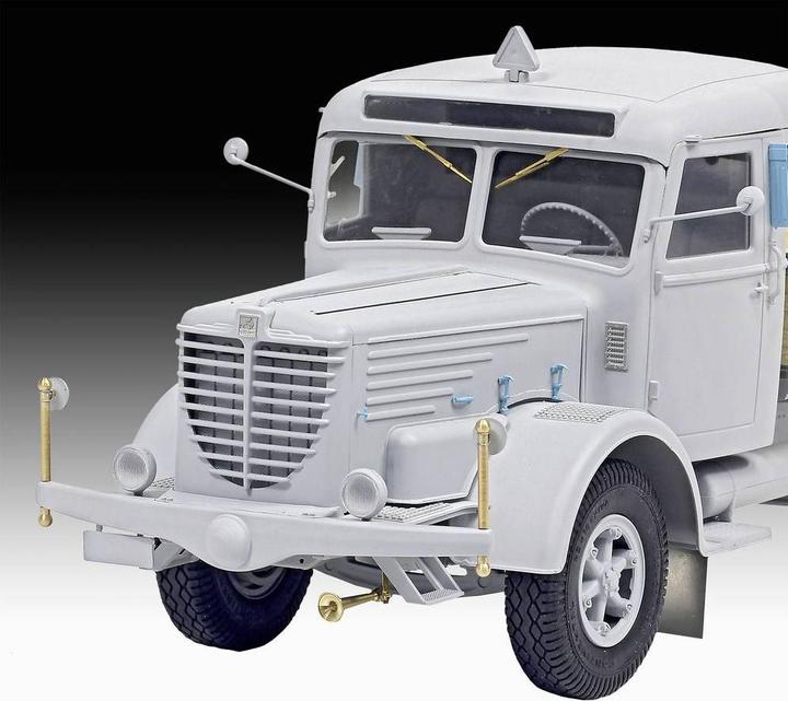 Actual product image Revell Büssing 8000 S 13 with trailer "Platinum Edition